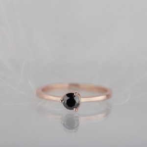 Pierścionek zaręczynowy z czarnym diamentem