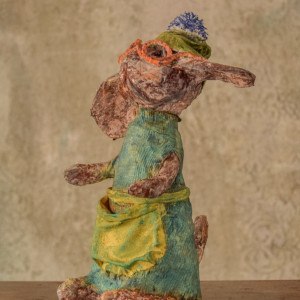 Piesek w okularach – dekoracyjna rzeźba