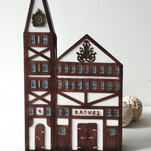 Podpórka do książek „Ratusz” – ręcznie wykonana dekoracja.
