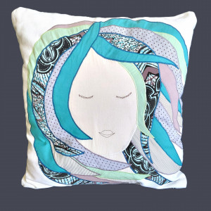 Poduszka dekoracyjna dziewczyna z wiatrem we włosach