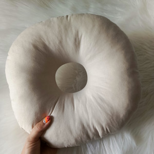 Poduszka do Piercingu Ucha Z Otworem Na Gojenie Helix beżowa