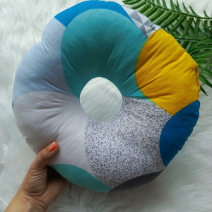 Poduszka do Piercingu Ucha Z Otworem Na Gojenie Helix patchwork