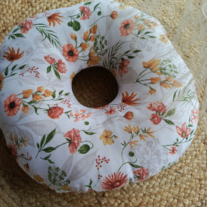 Poduszka do Piercingu Ucha Z Otworem Na Gojenie Helix polne kwiaty