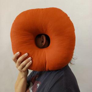 Poduszka do Piercingu Ucha Z Otworem Na Gojenie Helix ruda