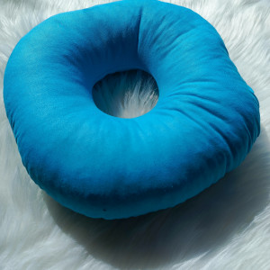 Poduszka do Piercingu Ucha Z Otworem Na Gojenie Helix Tragus niebieska