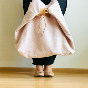 Pojemna torba plażowa z grubej bawełny w różowym kolorze.