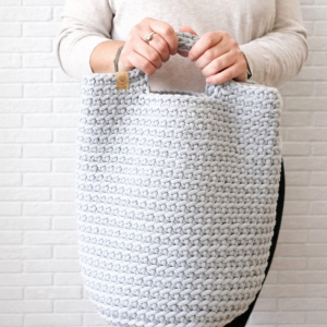 Pojemna torebka damska ze sznurka bawełnianego.