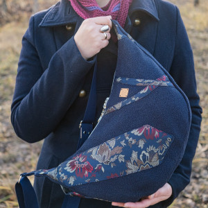 Półokrągła torebka z upcyklingu - granatowa z krawatem - duża