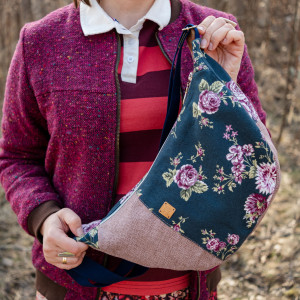 Półokrągła torebka z upcyklingu - róże na granacie