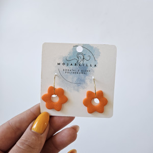 Pomarańczowe kwiaty na kółku