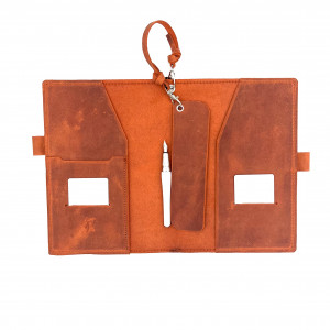 Pomarańczowy notes skórzany formatu A5.