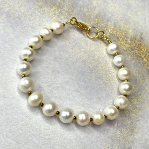 Ponadczasowa bransoletka z pereł ze złoconym wykończeniem c1325