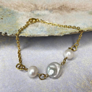 Ponadczasowa łańcuszkowa bransoletka z perłami c1322