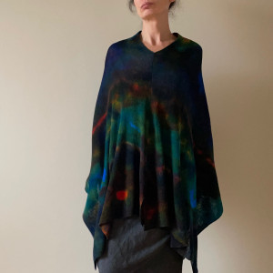 Ponczo z wełny merino ciemne z kolorowym