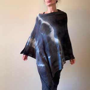 Ponczo z wełny merino grafit z jasnym