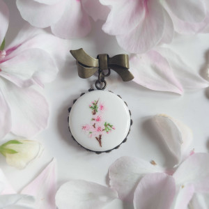 Porcelanowa broszka kwiat wiśni , sakura