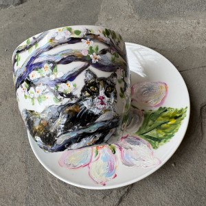 Porcelanowa filiżanka ze spodkiem  ręcznie malowana Kot na jabłoni