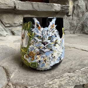 Porcelanowy kubek ręcznie malowany Kot  Maine coon w dzikiej róży