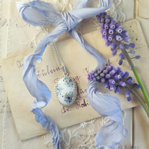 Porcelanowy naszyjnik w fioletowe kwiatki, srebro