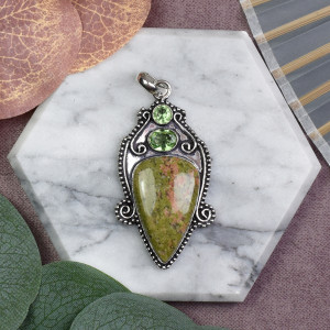 Posrebrzany miedziany ozdobny wisiorek z unakitem i peridotem #599