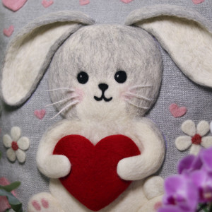  Poszewka lniana z filcowanym króliczkiem – handmade