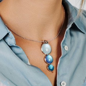 Potrójny wisiorek w perłowych kolorach zimy e26/m31