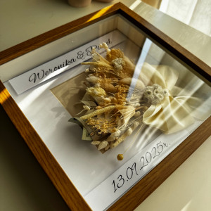 Prezent ślubny z miejscem na gotówkę w ramce z bukietem