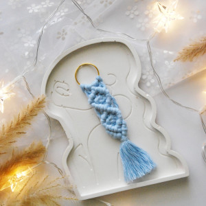 Prosty makramowy breloczek - błękitny | Makramowy brelok ze sznurka