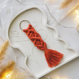 Prosty makramowy breloczek - rudy | Makramowy brelok ze sznurka