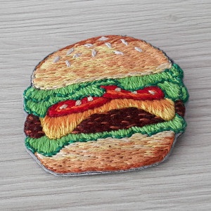 Przypinka hamburger