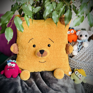 PrzytulMisia-szydełkowa poduszka do pokoju dziecięcego