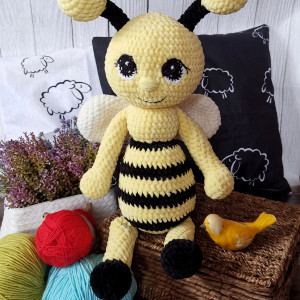 Pszczółka na szydełku maskotka pszczoła szydełkowa