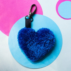 Puchaty breloczek serce - niebieski