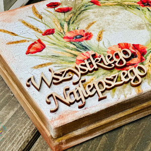 Pudełko na czekoladki wykonane z naturalnego drewna z motywem sielskim