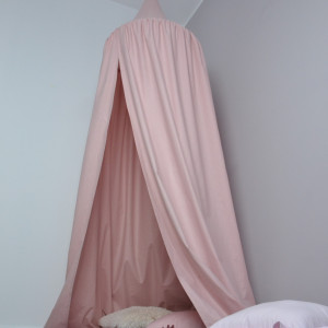 Pudrowy baldachim namiot nad łóżeczko róż