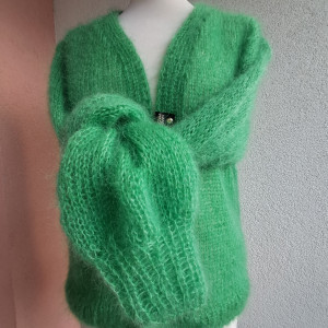 Puszysty sweterek z moheru i jedwabiu.