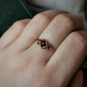 r. 15 Miedziany pierścionek z czarnym turmalinem – Strażnik Spokoju