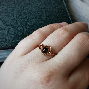 r. 15 Miedziany pierścionek z obsydianem - Talizman Transformacji