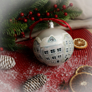 Ręcznie malowana bombka domki z brokatem 10 cm