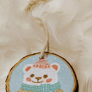 Ręcznie malowana bombka drewniana na choinkę z misiem