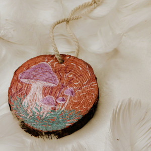 Ręcznie malowana bombka drewniana z grzybami