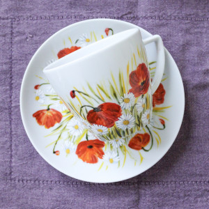 Ręcznie malowana filiżanka łączka maki