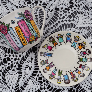 ręcznie malowana filiżanka ze spodkiem dla nauczyciela KSIĄŻKA