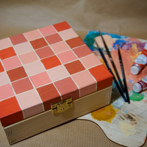 Ręcznie malowane czerwone drewniane pudełko