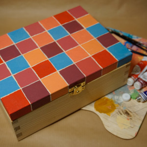 Ręcznie malowane kolorowe drewniane pudełko