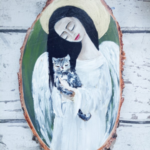Ręcznie malowany anioł na drewnie, z kotem