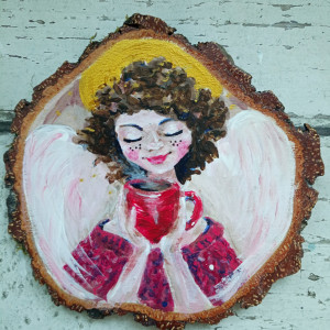Ręcznie malowany anioł z kawą na drewnie