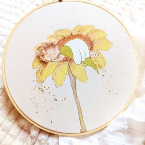 ręcznie malowany Aniołek na kwiatku na pamiątkę chrztu, narodzin