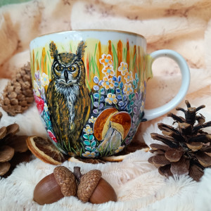 Ręcznie malowany duży kubek z sową i magicznym lasem 480 ml.