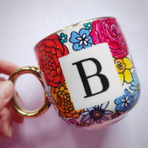 ręcznie malowany kubek z dowolną literą dla druhny LITERA